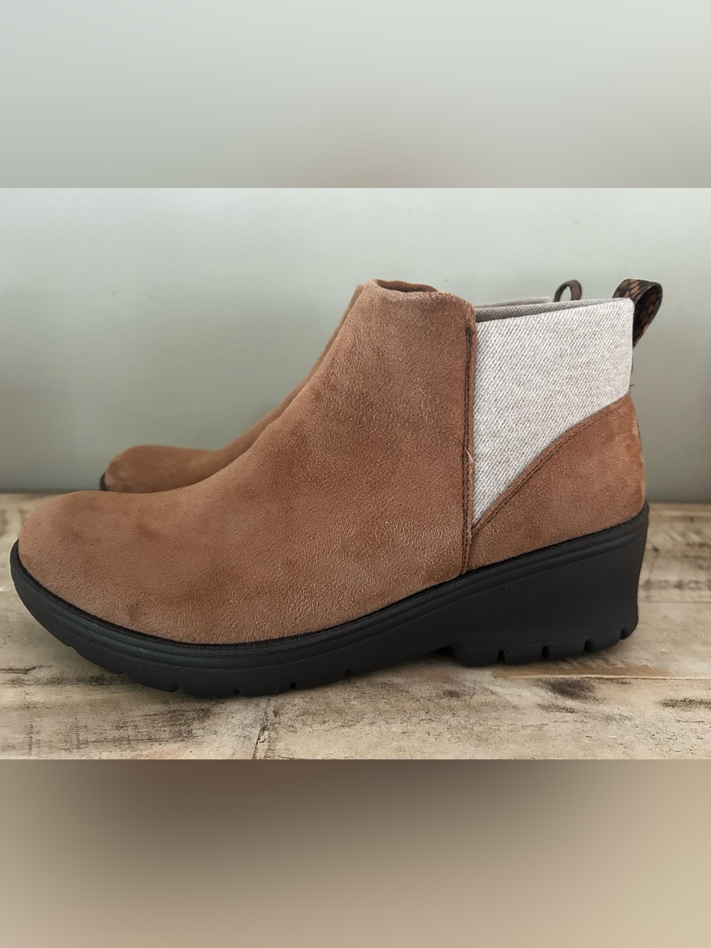 BZees Boston Women's Comfort Ankle Boots – Brown Faux Suede Wedge Booties, sz 8